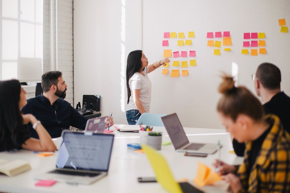 Executivos em dinâmica de trabalho colaborativo